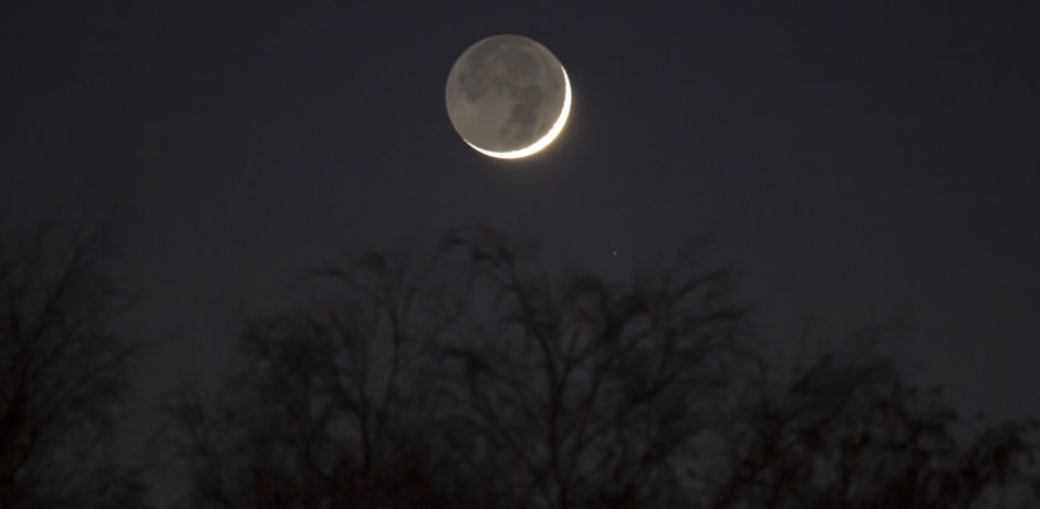 Het asgrauw schijnsel, ookwel earthshine genoemd.